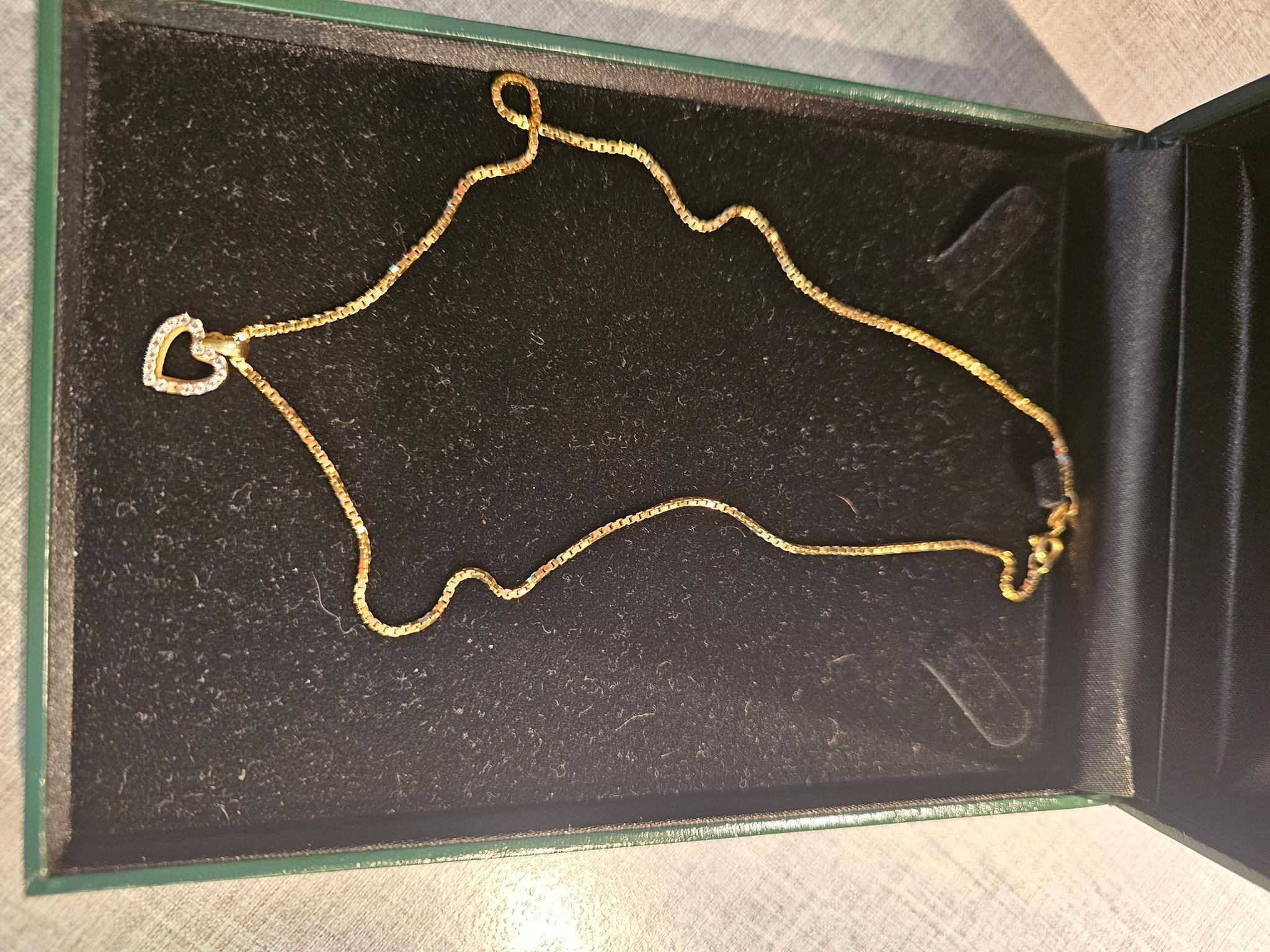 Tunn kedja med hjärta I diamanter
